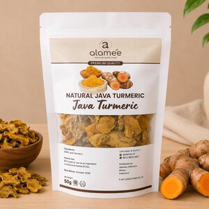 Könnte beinhalten: Ein weißer Standbeutel mit Alamee Natural Java Turmeric und einem Sichtfenster, das getrocknete gelbe Kurkumascheiben zeigt. Das Etikett enthält Bilder von Kurkumapulver und Wurzeln sowie Text mit 50g Nettogewicht und Zutaten.
