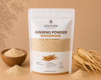 Könnte beinhalten: Ein weißer Standbeutel mit Alamee Ginseng-Pulver und einem Sichtfenster, das beiges Pulver zeigt. Das Etikett trägt die Aufschrift GINSENG POWDER, 100% ORGANIC GINSENG und Net Weight: 100 grams. Daneben liegen Ginsengwurzeln und eine Holzschale.