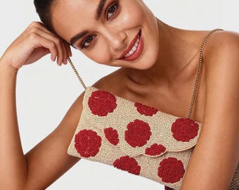 Handgemaakte enveloptas met rode kralen, India, karmozijnrode bloementas met glaskralen, ambachtelijke clutch