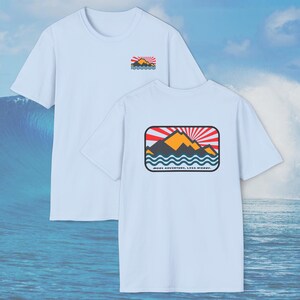 Camisetas de surf, camiseta de vacaciones tropicales, los mejores regalos para surfistas, camiseta retro de montañas al atardecer, parche pequeño de ola en el pecho.