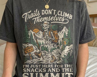 Retro-Wandershirt, Comfort Colors® Skelett-Wanderer-T-Shirt, Snacks- und Gipfelmotiv, Camping-Geschenk, Vintage-Natur-T-Shirt