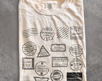 Retro-T-Shirt mit Reisepassstempel, Comfort Colors® Reisestempel-T-Shirt, Shirt für Weltreisende, Geschenk für Fernweh-Fans, Urlaubsshirt für Sie