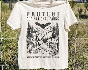 „Schütze unsere Nationalparks“-Kryptiden-Shirt, Comfort Colors® Bigfoot-Alien-Lagerfeuer-T-Shirt, Fernweh-Fantasiekreaturen-T-Shirt, Camping-T-Shirt