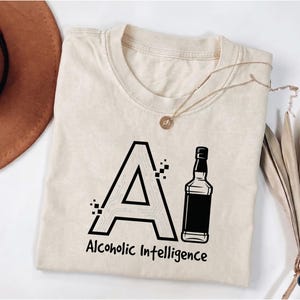 Lustiges Tech Shirt, Alkoholische Intelligenz T-Shirt, Programmierer Geschenk, Trink Humor T-Shirt, IT Guy Shirt, sarkastisches Tech Tee, AI Parodie Grafik