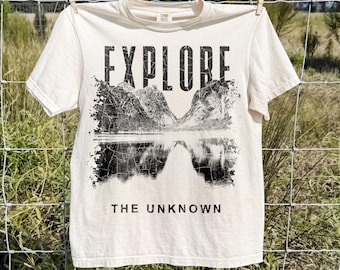 Entdecke das Unbekannte – T-Shirt mit Bergsee-Motiv von Comfort Colors® – Geschenkidee für Wander- und Angelreisen