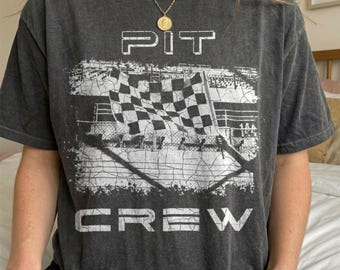 Pit-Crew-Shirt, Comfort Colors® Flaggen-Rennshirt, Vintage-Motorsportshirt, Retro-Rennshirt mit Grafik, Geschenk für Rennsportfans