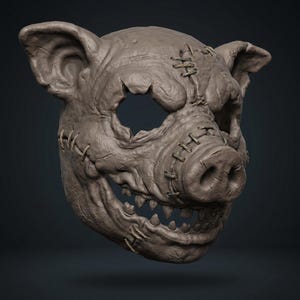 Op de afbeelding: Een bruin, getextureerd varkensmasker met een brede, tandige grijns en grote oogkassen. Het oppervlak van het masker vertoont meerdere gestikte naden over het voorhoofd, de snuit en de kaaklijn, wat een verweerd, samengesteld uiterlijk creëert.