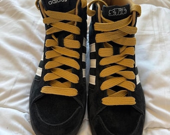 Buty do skateboardingu Adidas Superskate Mid Black White Gold Suede dla mężczyzn, rozmiar 7,5