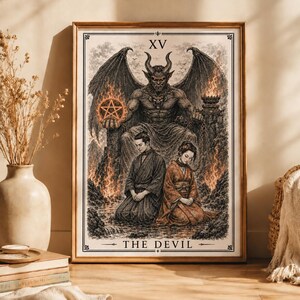 Puede incluir: Impresión enmarcada de la carta del tarot El Diablo. La obra presenta un demonio alado sobre dos figuras arrodilladas. La imagen es en blanco y negro con acentos rojos, y el texto "XV" y "EL DIABLO" son visibles.