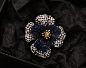 Broche de flor de cristal azul zafiro, alfiler de solapa floral con diamantes de imitación, elegante accesorio para blazer, joyería para invitadas de boda, regalo de lujo para mujer.