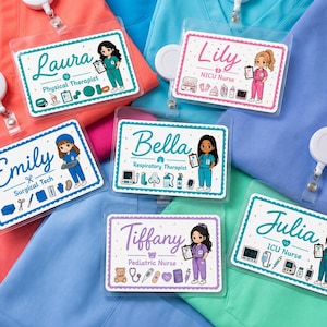 Può includere: Sei porta badge rettangolari con bordi bianchi e smerlati, ognuno con un personaggio dei cartoni animati, un nome, una qualifica professionale e icone mediche. I badge sono disposti sopra divise mediche con scollo a V piegate.