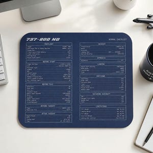 Peut inclure: Un tapis de souris rectangulaire bleu marine avec une liste de contrôle normale 737-800 NG imprimée en blanc. Le texte est organisé en sections incluant le pré-vol, avant démarrage, avant roulage, avant décollage, après décollage, descente, approche, atterrissage, arrêt et limitations.