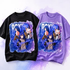 Könnte beinhalten: Ein schwarzes T-Shirt und ein violettes T-Shirt, beide mit einem Grafikdruck der Anime-Figur Roxy Migurdia mit blauen Haaren, umgeben von blauen und violetten Aquarell-Spritzern sowie dem Text Roxy Migurdia und Mushoku Tensei.