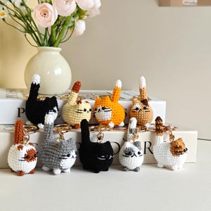 Llavero con forma de gato, colgante para bolso de ganchillo con forma de animal, tejido con hilo de mezcla de algodón y anilla metálica.