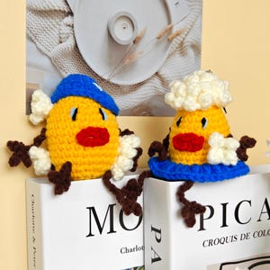 Virkad majsnyckelring, udda matplyschpåseberlock, konstig söt amigurumi-nyckelring, läskig docka med stora läppar, unik födelsedagspresent till vän