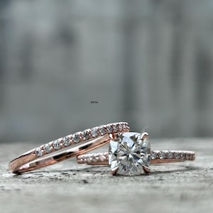 Conjunto de Noivado com Moissanita Lapidação Almofada e Diamantes Sintéticos: Pedra Central de 2 quilates com Halo e Aro Cravejado de Diamantes Combinando, Conjunto de Anéis Empilháveis para Mulheres