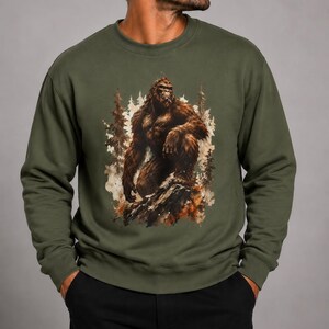 Sweat-shirt Bigfoot, pull Sasquatch, pull créature cryptide de la forêt, cadeau Gildan 18000 pour les amoureux du Bigfoot et les aventuriers en plein air
