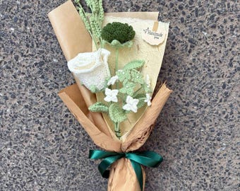Handgemaakt gehaakt groen bloemboeket, gebreide witte rozen en hortensia, op de natuur geïnspireerd bureaudecor, cadeau voor haar, esthetische bloemsierkunst