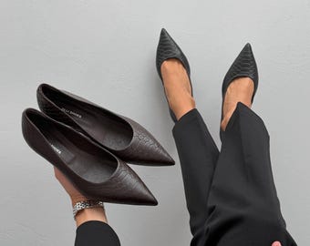 Schwarze Lederpumps, spitze Kitten Heels, Damenschuhe aus Leder mit Reptilienprägung, elegante Schuhe mit niedrigem Absatz