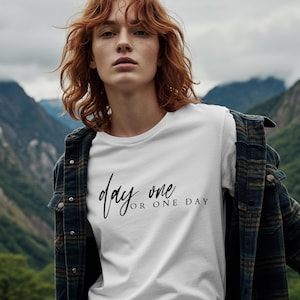 Damen T-Shirt "Day One or One Day" • Helles Spruch Shirt mit Print • Ultraglattes Baumwollshirt, Lässiger Business-Look