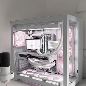 Peut inclure: Un boîtier d'ordinateur blanc avec un panneau latéral en verre, doté de composants internes avec un éclairage blanc et rose, une carte graphique GeForce RTX et un petit écran. Un microphone blanc avec une bonnette noire est posé à gauche.