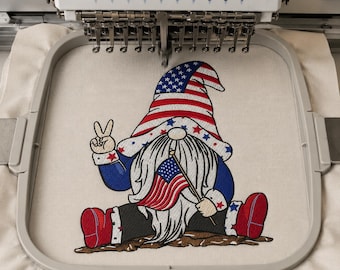 Haft z amerykańskim krasnalem, haft z patriotyczną flagą USA, haft z krasnalem 4 lipca z amerykańską flagą, haft z okazji Dnia Niepodległości