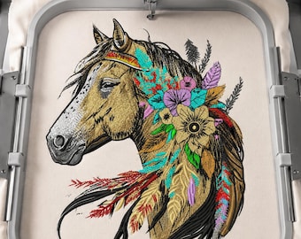 Haft głowy konia w stylu boho z kwiatowymi piórami, wzór haftu koni w stylu zachodnim, konie rodzime, rustykalny wzór haftu