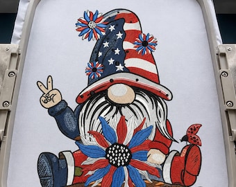 Amerykański patriotyczny haft krasnala z czapką z flagą USA i czerwonymi, białymi i niebieskimi kwiatami, krasnal z okazji Czwartego Lipca, dekoracja na Dzień Niepodległości