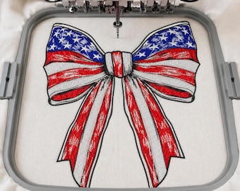 Wzór haftu kokardki z flagą amerykańską, haft wstążki z patriotycznymi motywami USA, kokarda z okazji 4 lipca, haft z okazji Dnia Niepodległości, prezent z kokardą w kolorze czerwono-białym i niebieskim