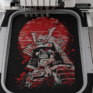 Diseño de bordado de calavera samurái, patrón de bordado de calavera de guerrero japonés, armadura samurái gótica, diseño de bordado a máquina inspirado en la katana.