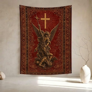 Peut inclure: Une tapisserie murale rectangulaire présentant un fond rouge profond avec une croix dorée centrale et l'illustration d'un ange dominant une figure tombée. Le motif est encadré par une bordure florale sombre et ornée aux détails complexes.