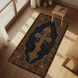 Puede incluir: Una alfombra rectangular con un fondo azul oscuro y una cruz dorada intrincada en el centro. La cruz está rodeada de motivos florales ornamentados e incluye las letras griegas IC XC y NI KA en una tipografía de color oro claro.