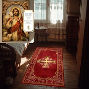 Könnte beinhalten: Eine rechteckige rote Gebetsmatte mit einem goldenen Jerusalemkreuz in der Mitte und goldenen Bordürenmustern, begleitet von einem 50,8 cm mal 71,1 cm großen Wandteppich, der eine Figur mit einem Lamm zeigt, mit dem Text FREE GIFT WITH CHRISTIAN PRAYER MAT ORDER.