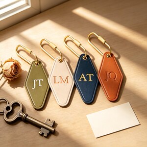 Chaveiro de couro personalizado com nome | Chaveiro com inicial em folha de ouro | Pingente personalizado para bolsa | Presente exclusivo para homens e mulheres | Acessório para o dia a dia