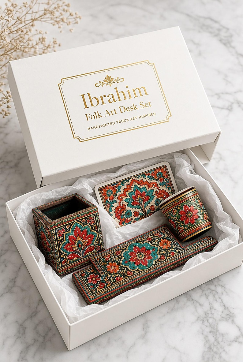 Pu&ograve; includere: Una scatola regalo bianca con l'etichetta Ibrahim Folk Art Desk Set contenente un portapenne quadrato, un vassoio rettangolare, una tazzina e un pezzo rettangolare piatto, tutti caratterizzati da intricati motivi floreali dipinti a mano in rosso, verde acqua e oro.