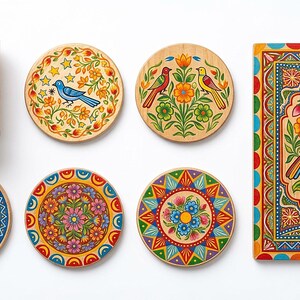 Pu&ograve; includere: Un set di oggetti in legno composto da un portautensili cilindrico, cinque sottobicchieri circolari e un vassoio rettangolare. Ogni pezzo presenta motivi floreali e di uccelli dipinti a mano in rosso, giallo, blu e verde su legno.