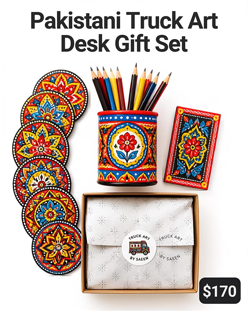 Pu&ograve; includere: Un set da scrivania in stile truck art pakistano composto da un portamatite cilindrico pieno di matite colorate, cinque sottobicchieri circolari e un vassoio rettangolare, tutti decorati con vivaci motivi floreali rossi, gialli e blu.