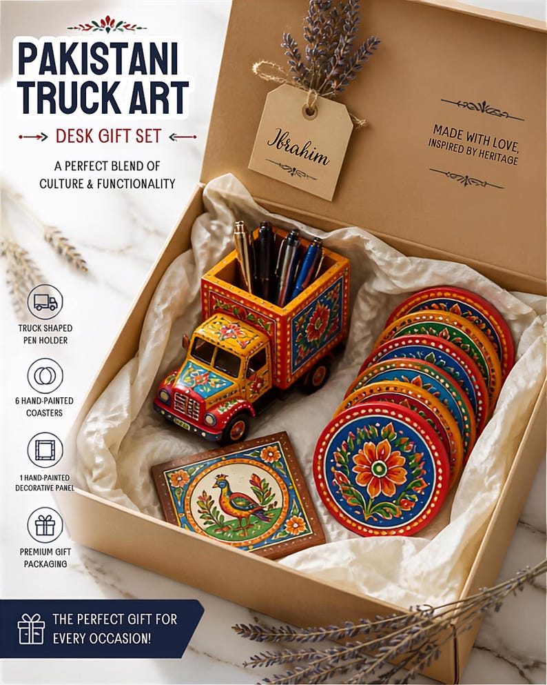 Pu&ograve; includere: Un set regalo da scrivania in una scatola di cartone contenente un portapenne a forma di camion giallo e rosso, sei sottobicchieri rotondi dipinti a mano con motivi floreali e un pannello decorativo quadrato dipinto a mano con un uccello.