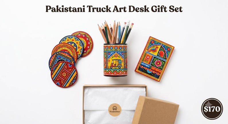 Pu&ograve; includere: Un set regalo da scrivania Pakistani Truck Art composto da un portamatite cilindrico con matite colorate, quattro sottobicchieri circolari e un blocco note rettangolare, tutti decorati con vivaci motivi geometrici e floreali.