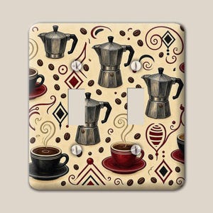 Peut inclure: Une plaque murale pour double interrupteur avec un fond crème, ornée d'un motif répétitif de cafetières moka argentées, de tasses à café noires et rouges sur soucoupes, de grains de café et de motifs géométriques en volutes rouge foncé et noir.