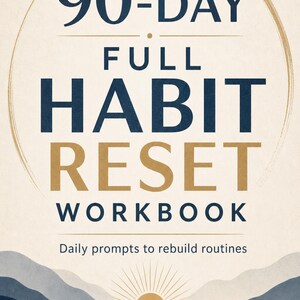 Może przedstawiać: Okładka zeszytu ćwiczeń z tekstem 90-DAY FULL HABIT RESET WORKBOOK oraz Daily prompts to rebuild routines. Projekt zawiera ciemnoniebieską i złotą paletę kolorów z centralną ilustracją wschodzącego słońca nad sylwetkami warstwowych gór.