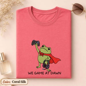Rolig Gamer Groda T-shirt, We Game At Dawn T-shirt, Gaming-gåva T-shirt, Controller T-shirt, Gamer Humor T-shirt, Videospel Groda T-shirt