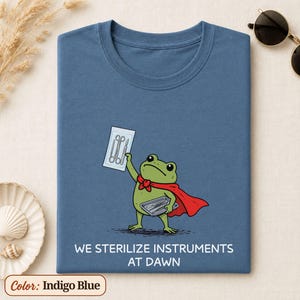 Camiseta de Procesamiento Estéril, Camiseta Esterilizamos Instrumentos al Amanecer, Camiseta Divertida de Tecnología SPD con Rana, Regalo para la Semana de la Esterilidad
