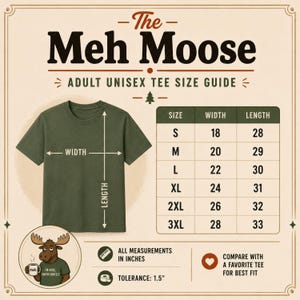 K&ouml;nnte beinhalten: Eine Gr&ouml;&szlig;entabelle f&uuml;r ein olivgr&uuml;nes T-Shirt mit dem Titel The Meh Moose Adult Unisex Tee Size Guide. Sie enth&auml;lt eine Grafik eines Elchs mit Tasse, ein Diagramm mit Breiten- und L&auml;ngenma&szlig;en sowie eine Tabelle der Gr&ouml;&szlig;en S bis 3XL in Zoll.