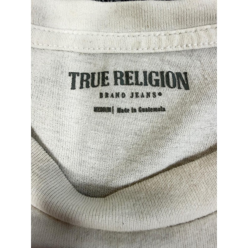 Maglietta True Religion Buddha Guitar da donna, taglia M, bianca, con logo e grafica in cristallo. immagine 7