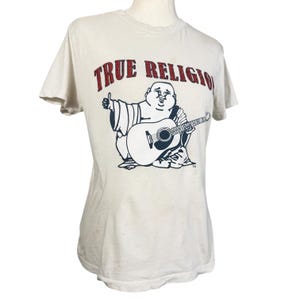 Maglietta True Religion Buddha Guitar da donna, taglia M, bianca, con logo e grafica in cristallo. immagine 8