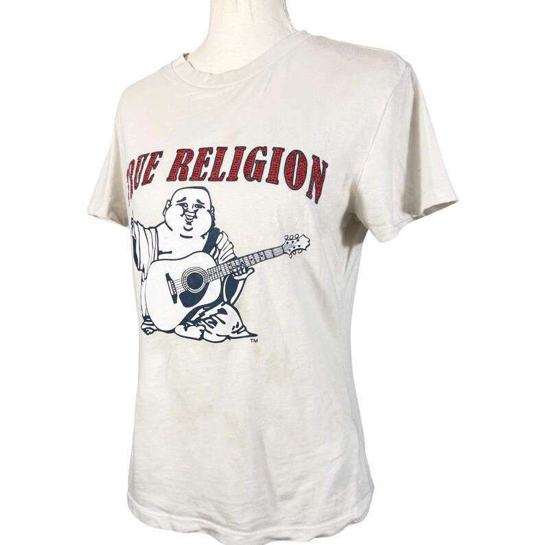 Maglietta True Religion Buddha Guitar da donna, taglia M, bianca, con logo e grafica in cristallo. immagine 13