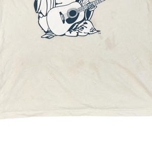 Maglietta True Religion Buddha Guitar da donna, taglia M, bianca, con logo e grafica in cristallo. immagine 3