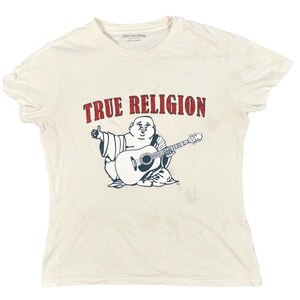 Maglietta True Religion Buddha Guitar da donna, taglia M, bianca, con logo e grafica in cristallo. immagine 14