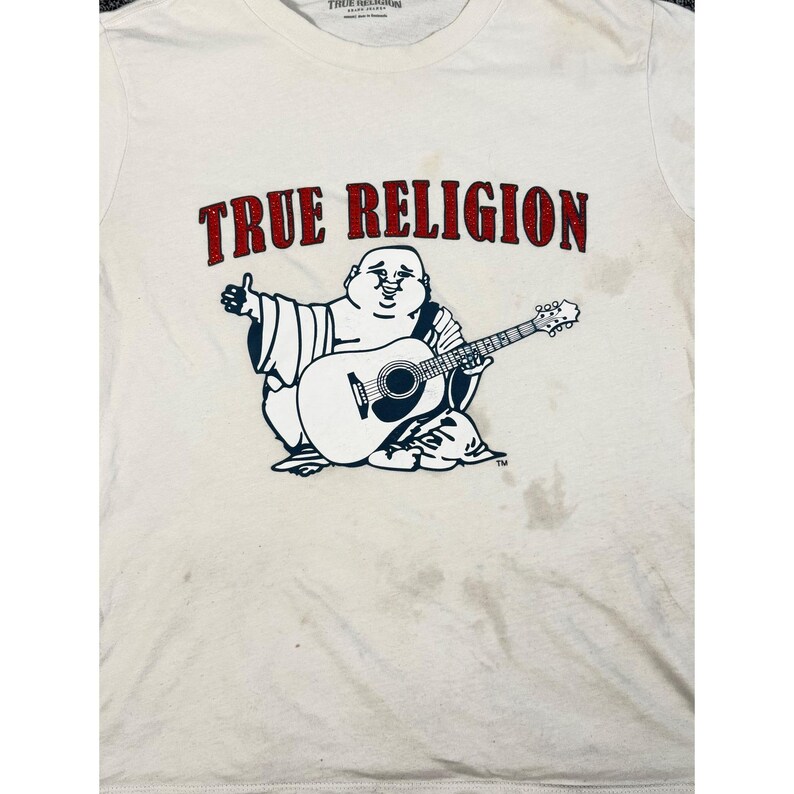 Maglietta True Religion Buddha Guitar da donna, taglia M, bianca, con logo e grafica in cristallo. immagine 2